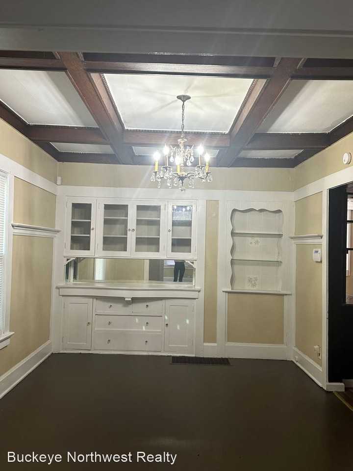 1809 Lawrence Ave - Photo 3 of 11