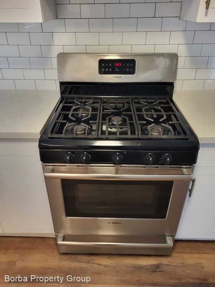 820 E 15th Street - Photo 3 of 16