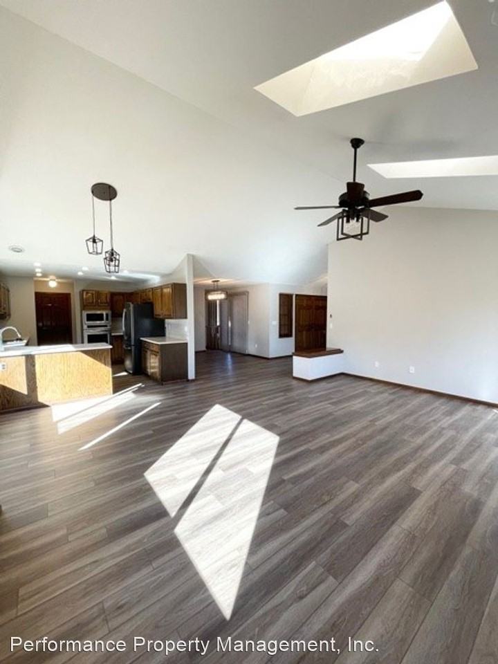 8030 Eagle Feather Way - Photo 3 of 28