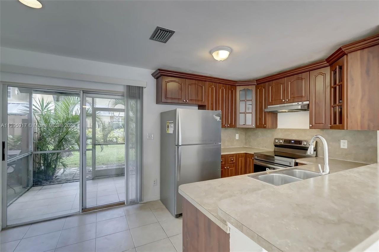 2933 Cambridge Ln #2933 - Photo 3 of 8