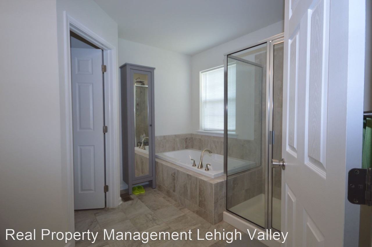 1456 Caspian St - Photo 2 of 31