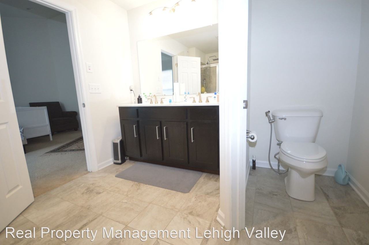 1456 Caspian St - Photo 3 of 31