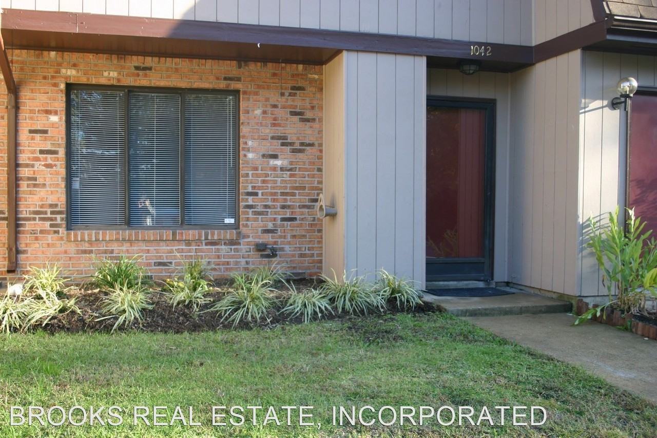 1042 N Green Dr - Photo 2 of 15