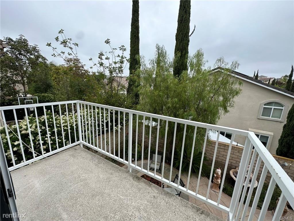 27946 Greenlawn Cir - Photo 3 of 10