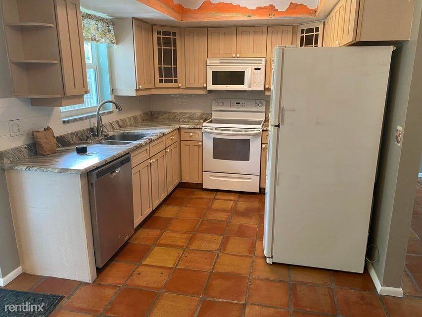 1859 Nw Azalea St - Photo 3 of 7