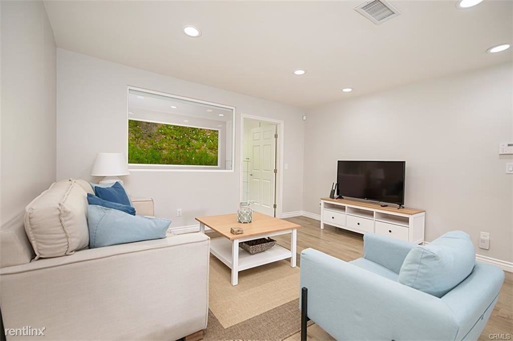 967 Oriole Dr - Photo 2 of 10