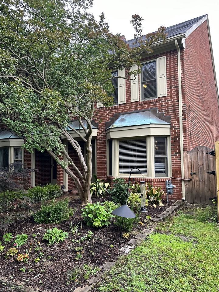 1014 Llewellyn Mews - Photo 2 of 20