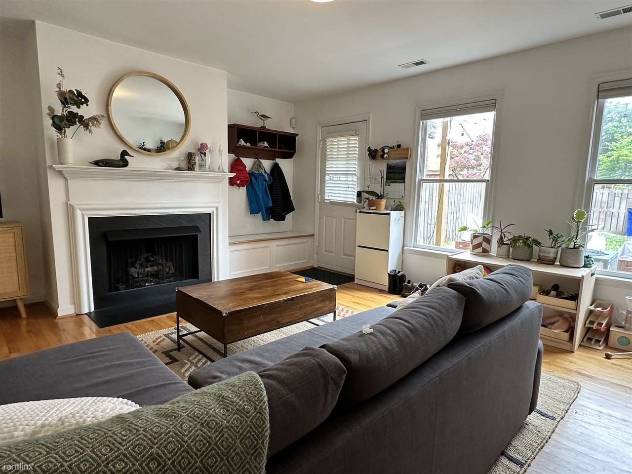 1014 Llewellyn Mews - Photo 3 of 20