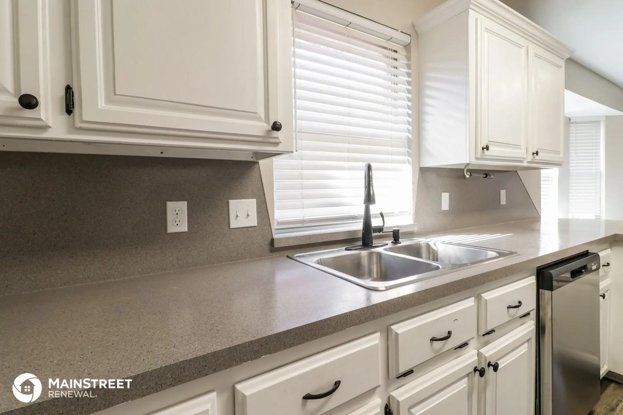 8725 Nw 85th St - Photo 2 of 5