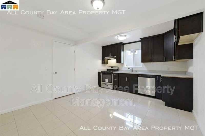 2462 Taylor Ave #B - Photo 3 of 9