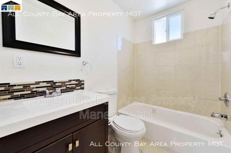 2462 Taylor Ave #B - Photo 5 of 9