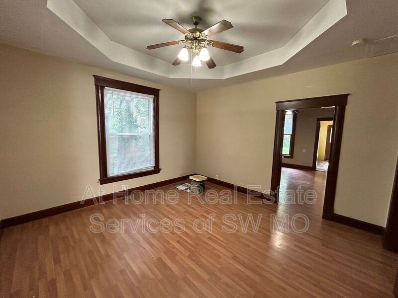 818 W Monroe Ter - Photo 2 of 9