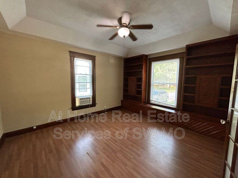 818 W Monroe Ter - Photo 3 of 9