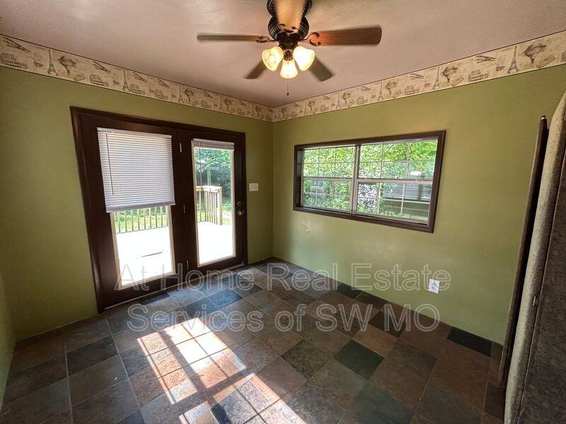 818 W Monroe Ter - Photo 7 of 9