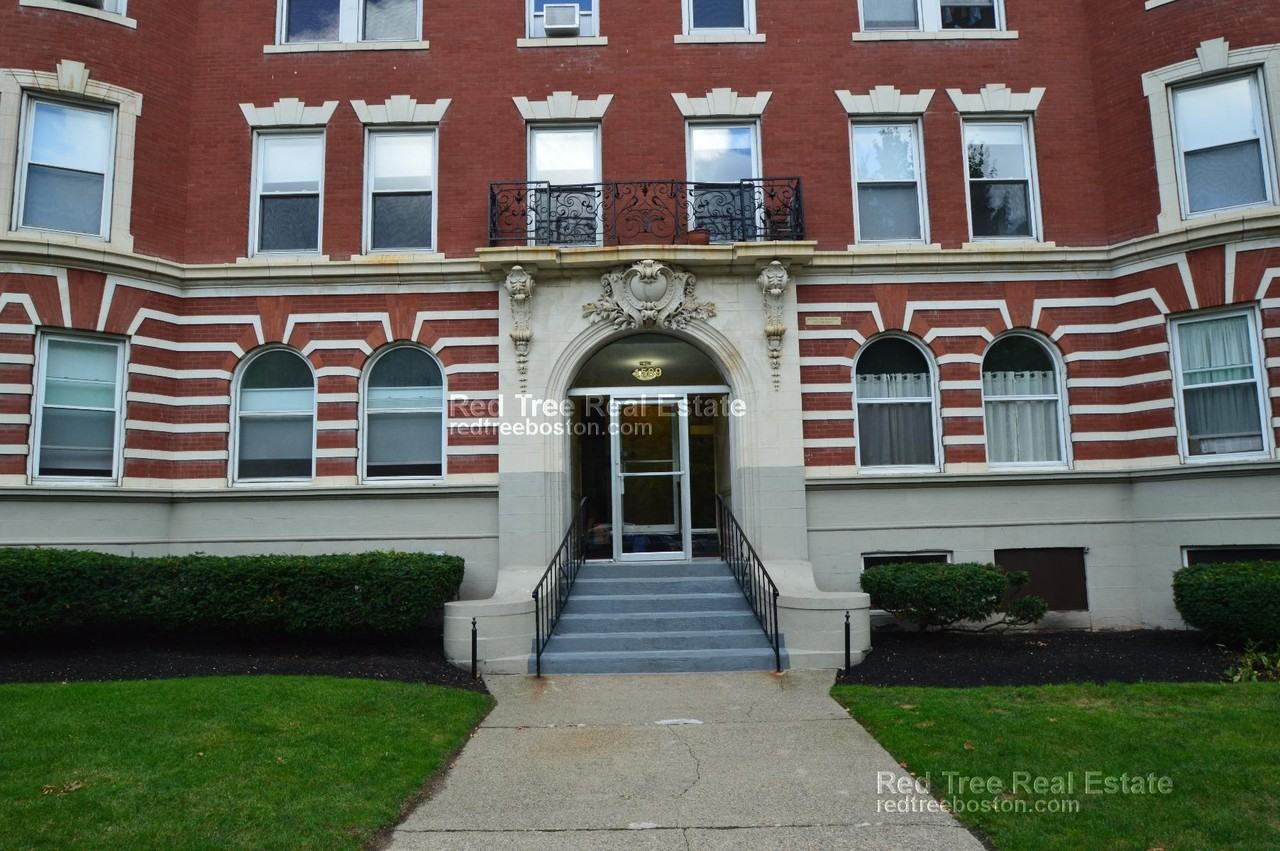 1589 Beacon St #B - Photo 6 of 9