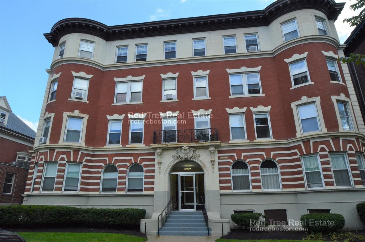 1589 Beacon St #B - Photo 7 of 9