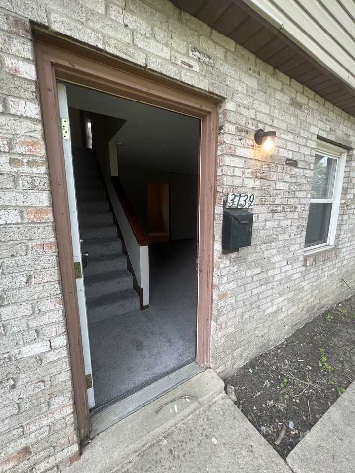 3139 Mcguffey Rd - Photo 2 of 9