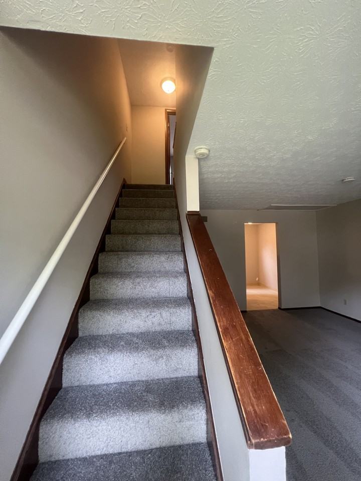 3139 Mcguffey Rd - Photo 3 of 9