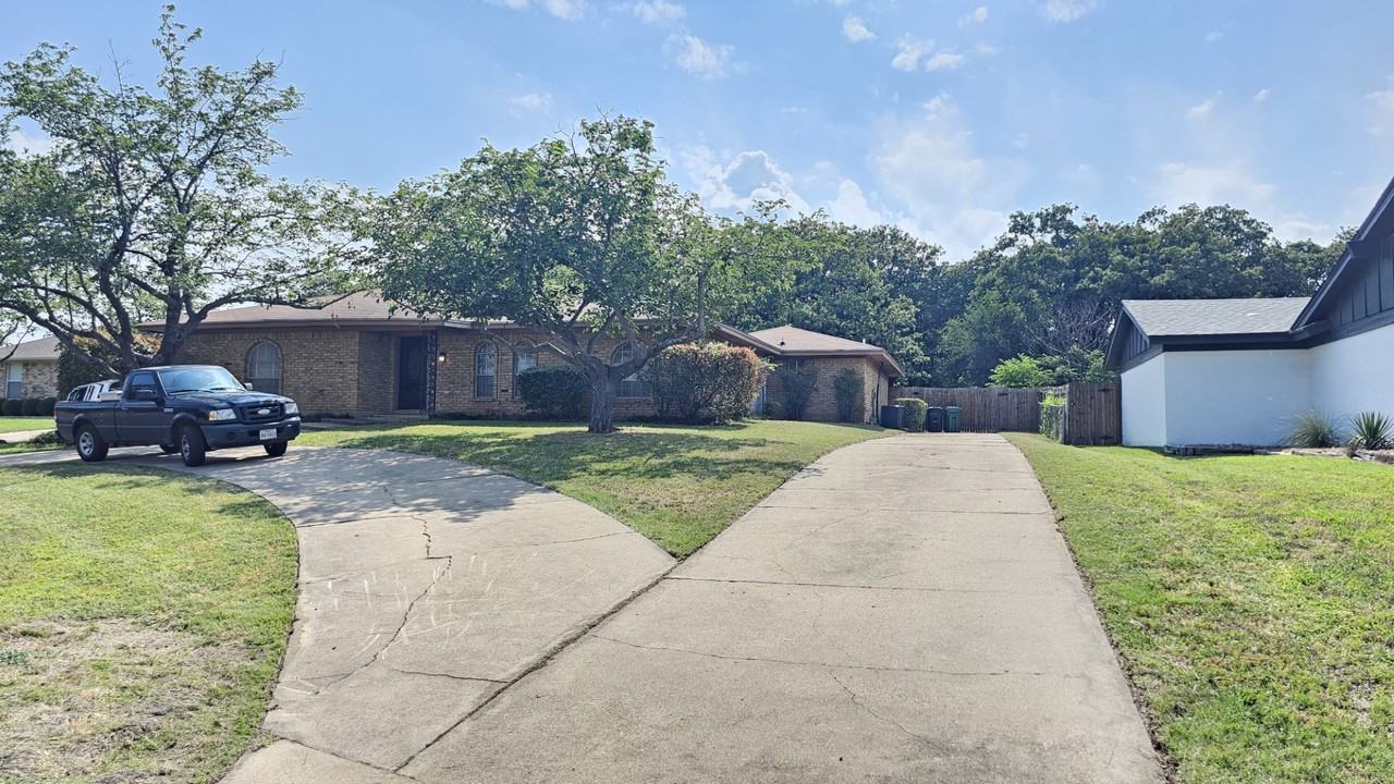 1601 Wade Dr - Photo 2 of 26