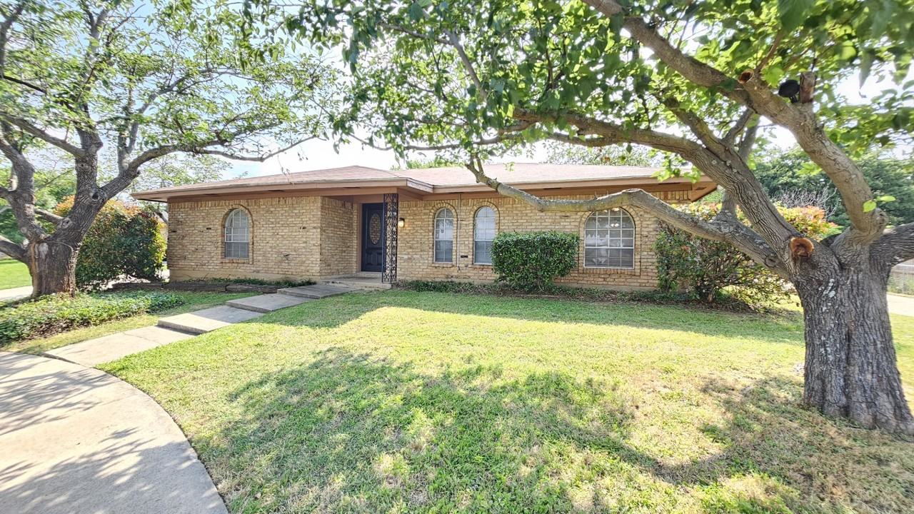 1601 Wade Dr - Photo 3 of 26