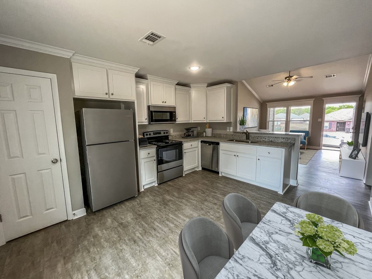409 Sparrow Rd - Photo 3 of 18
