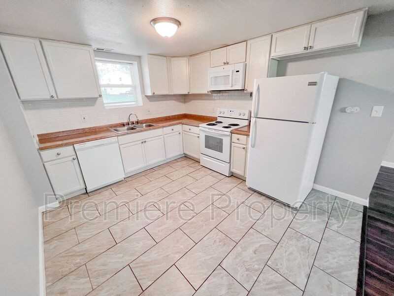 605 N Seminole Dr - Photo 3 of 17