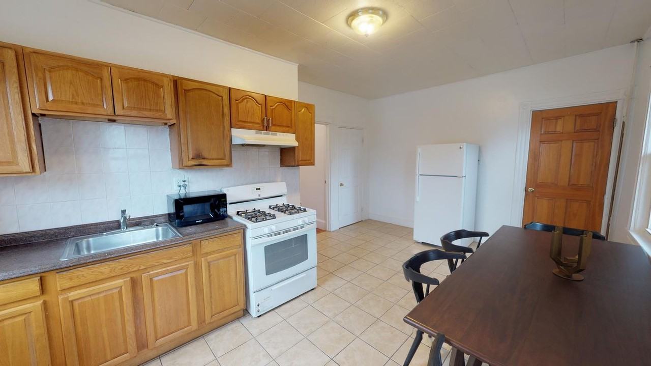 Spacious Dorchester apartment with back porch - Photo 5 of 15