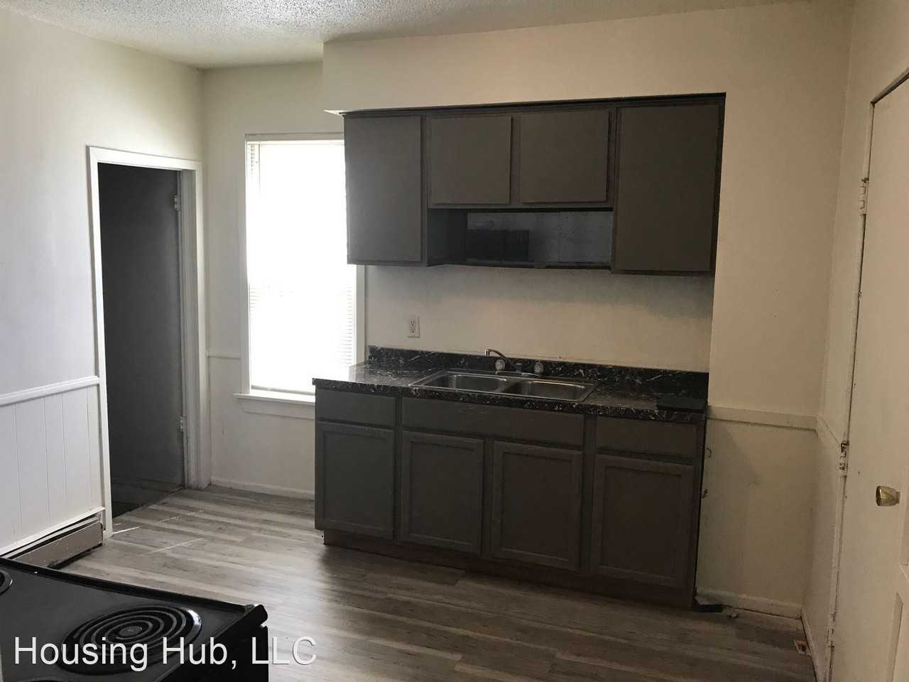 292/294 Thomas Ave West - Photo 2 of 7