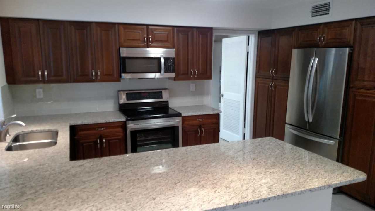 451 W Conference Dr - Photo 2 of 7