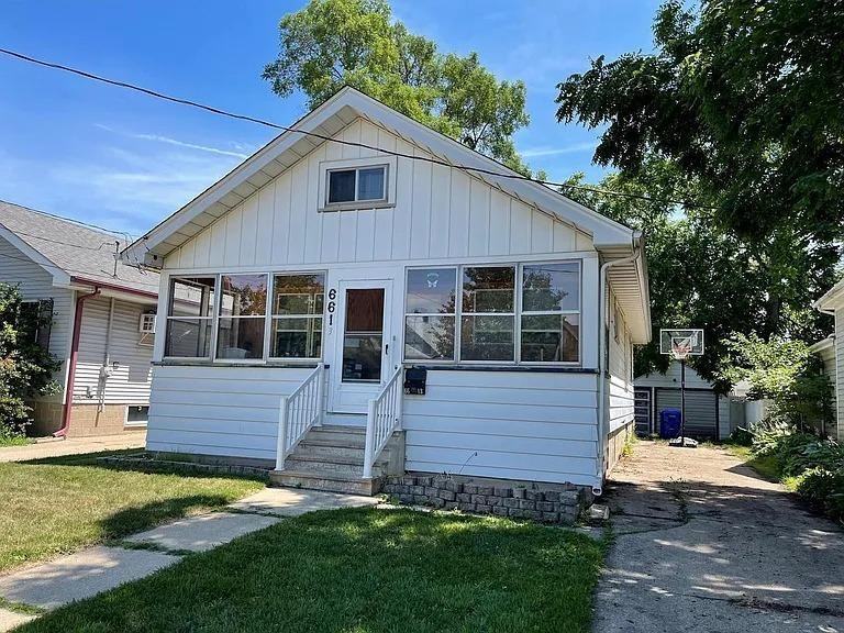 6613 32nd Ave - Photo 2 of 2