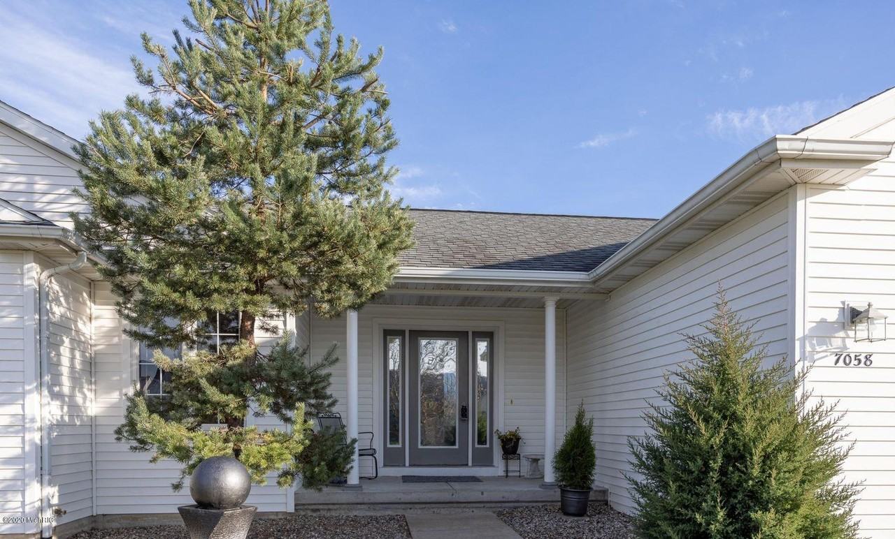 7058 Shady Knoll Dr Se - Photo 3 of 25