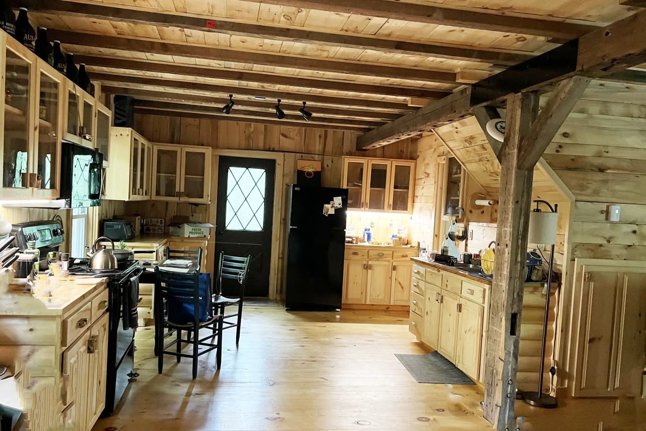 2122 Lakeshore Rd - Photo 2 of 10
