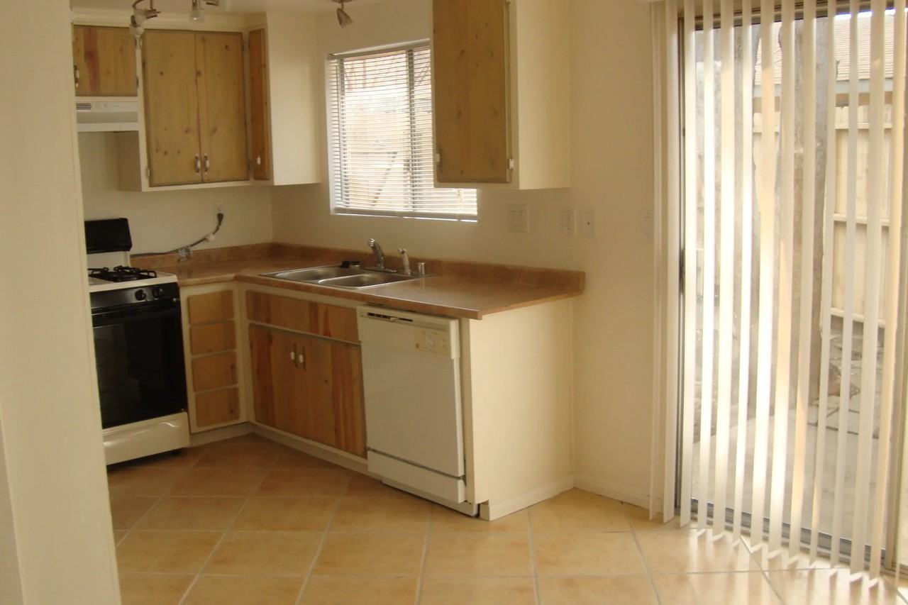 256 S Santa Fe Ave - Photo 3 of 9