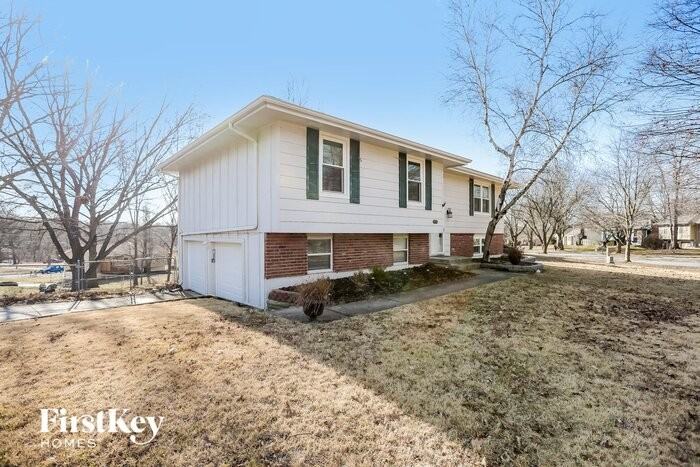 7119 N Shannon Ave - Photo 2 of 15