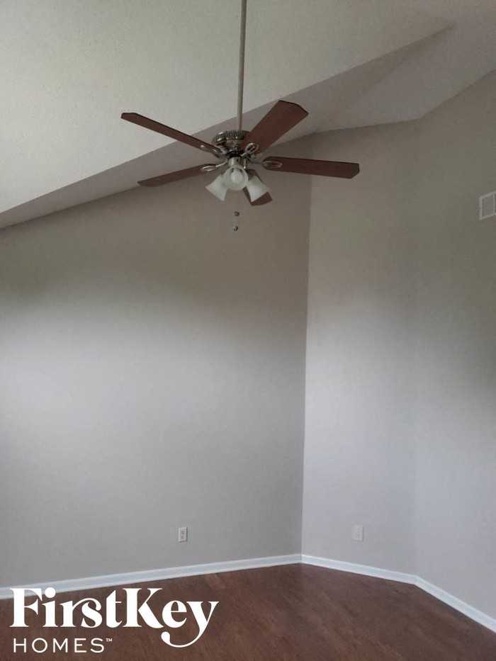 210 Breezeway Ln - Photo 2 of 12