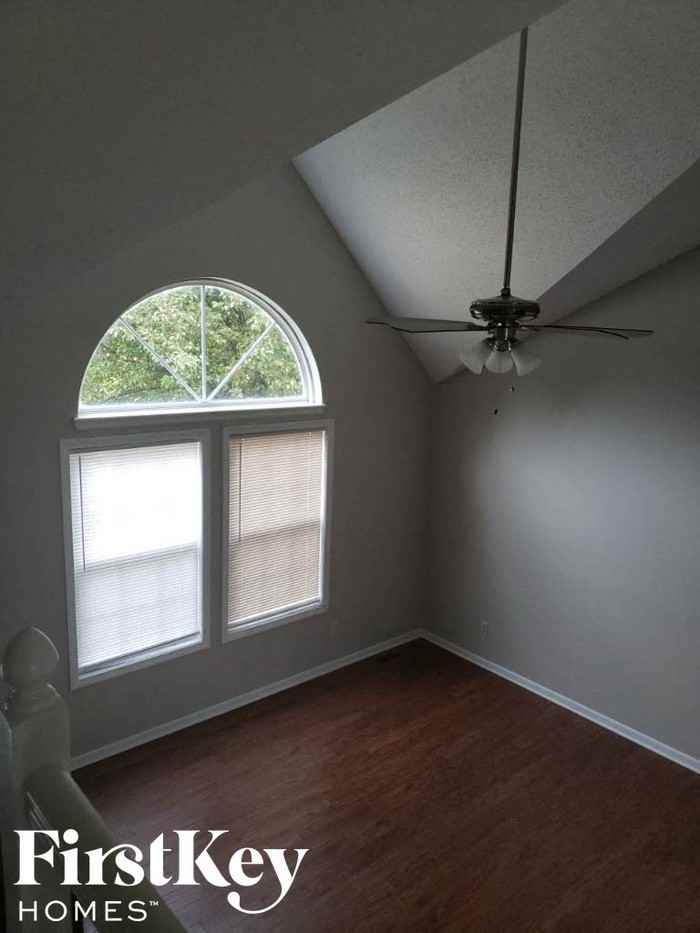 210 Breezeway Ln - Photo 3 of 12