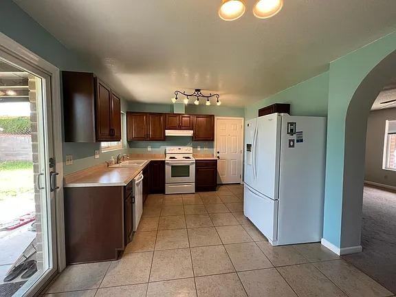 1504 S Shannon Rd - Photo 2 of 12