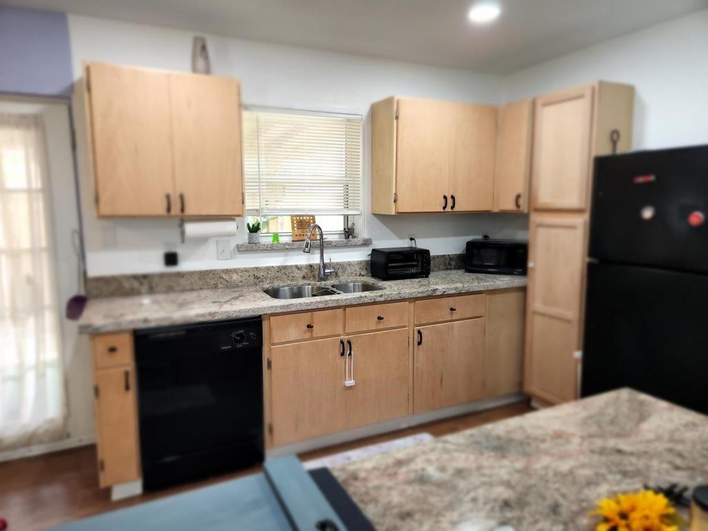 2206 Treasure Hills Blvd - Photo 3 of 14