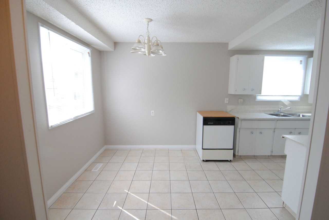 Spacious 3 Bed 1.5 Bath Townhouse!*Fenced Yard*Partially Finished Basement* - Photo 3 of 20