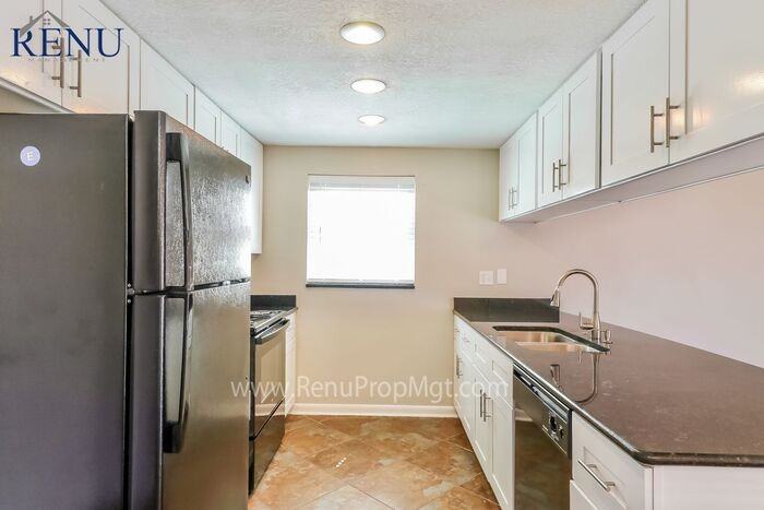 7813 Lorne St - Photo 3 of 18