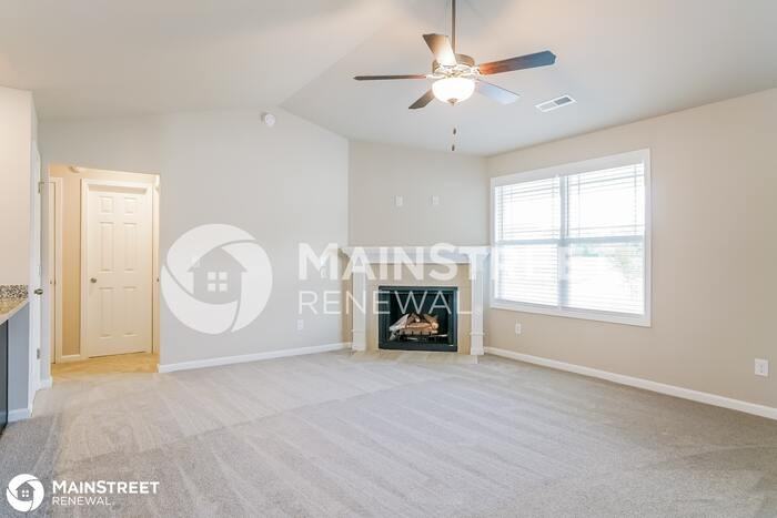 104 Hampshire Pl - Photo 3 of 16