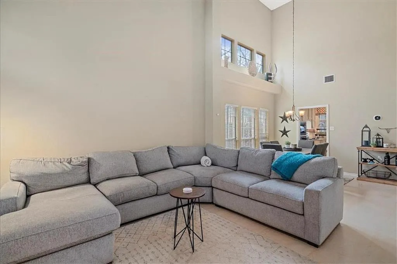 1006 Oaklands Dr - Photo 2 of 9