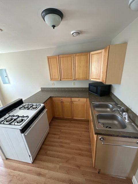 454 Bidwell St - Photo 3 of 11