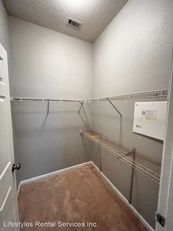 5050 5050 Playpen Dr 6 Jacksonville - Photo 3 of 16