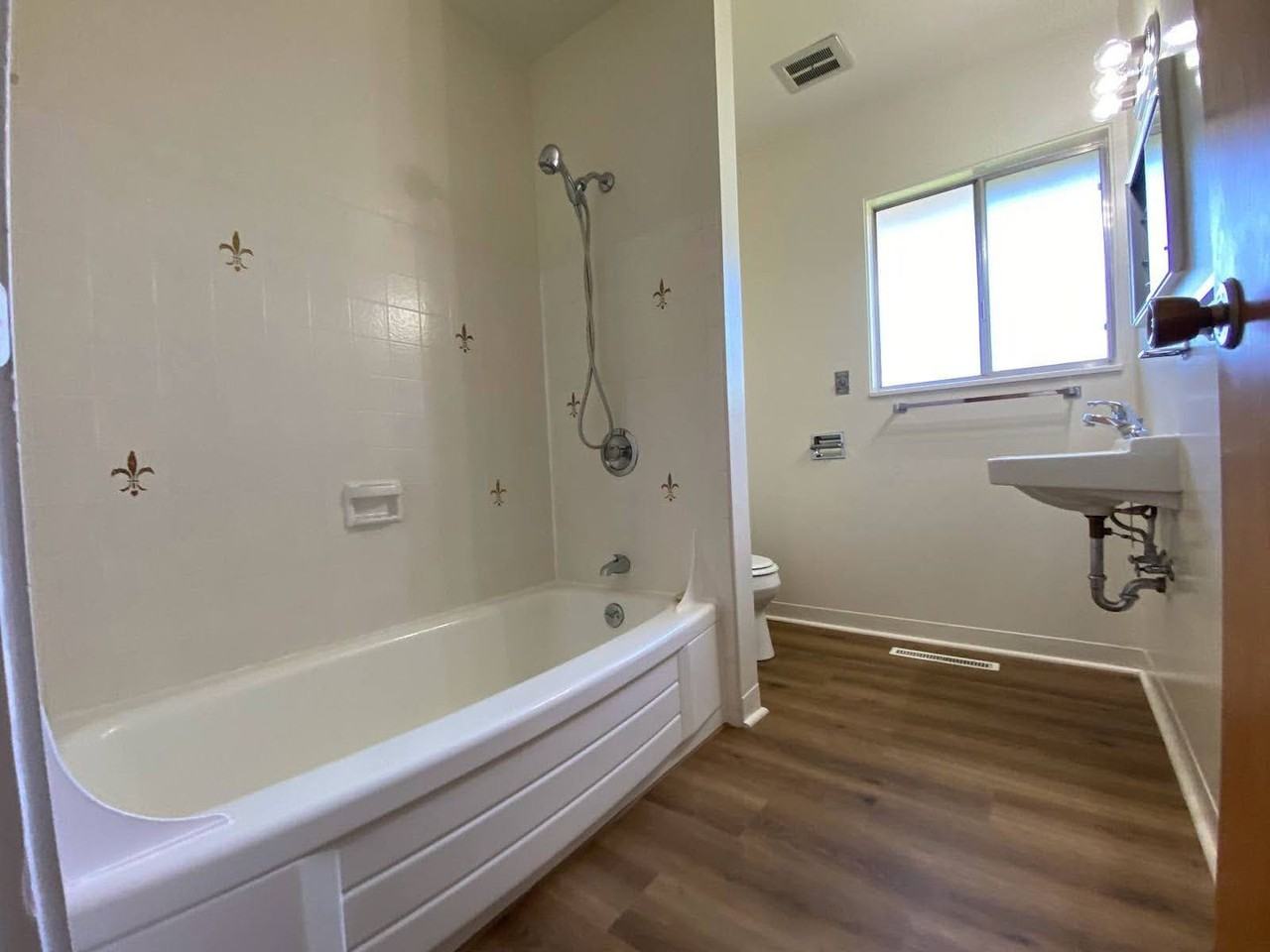 West Vue Apartments - Photo 3 of 18