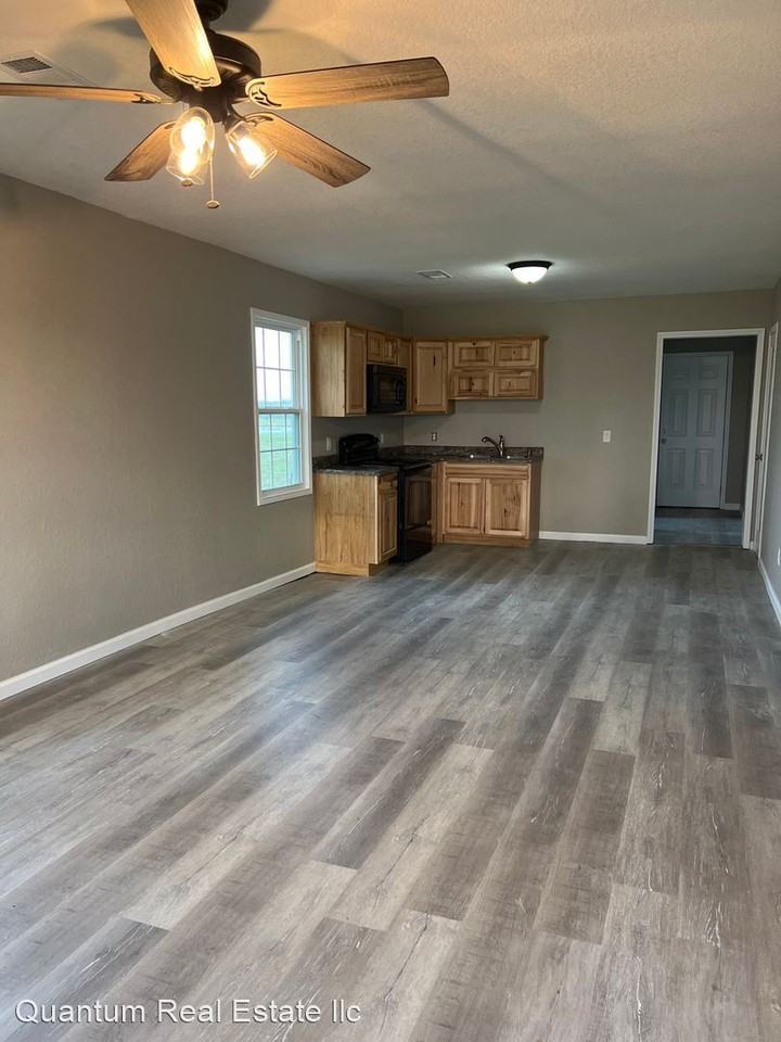 1100 Stewart Ln - Photo 3 of 10