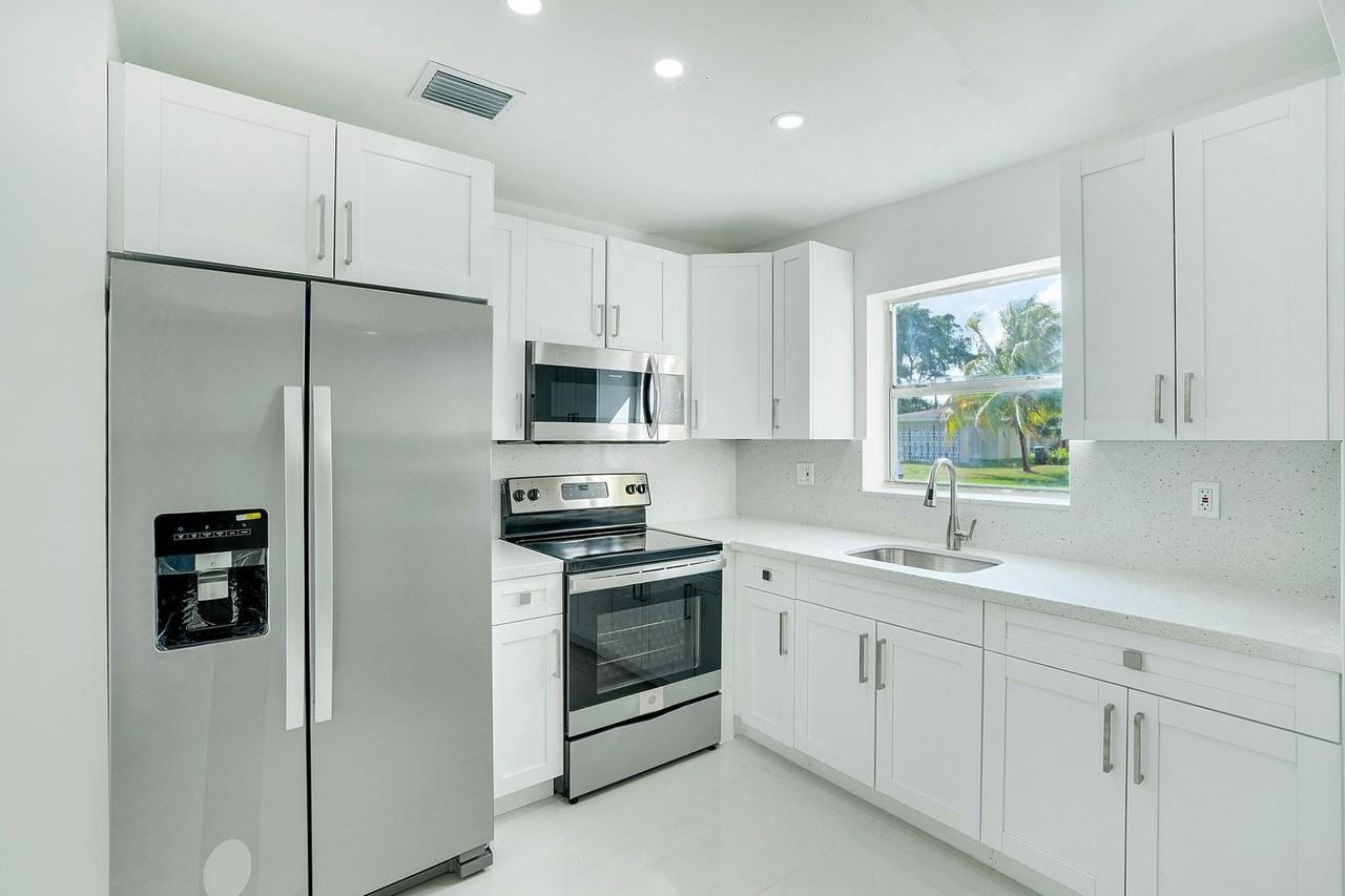 1188 Nw 44th Ave - Photo 3 of 24