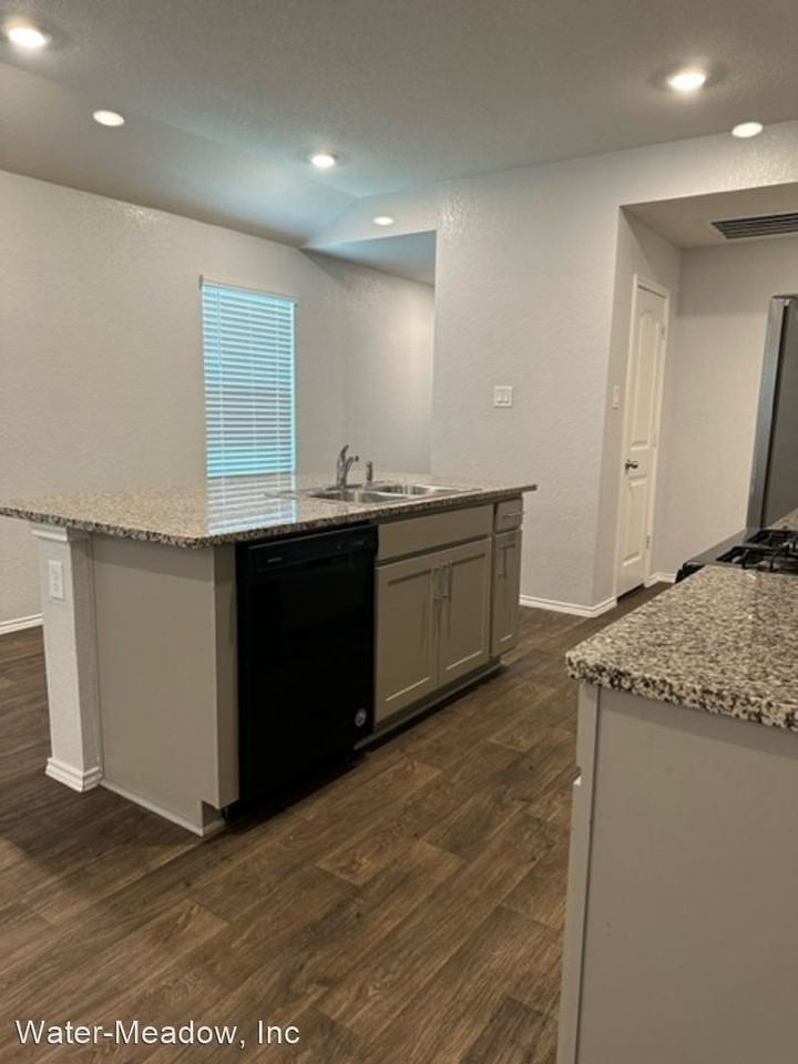 347 Euclid Ln - Photo 3 of 16