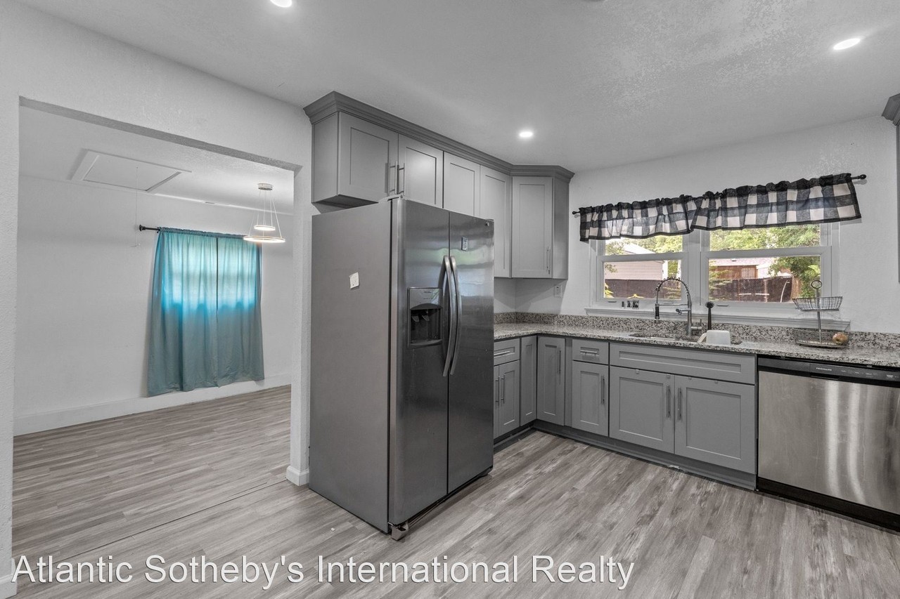 4625 Larkin St - Photo 3 of 34