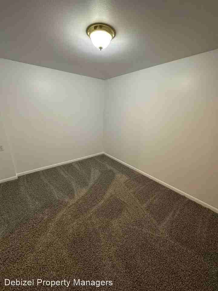 1102 9th Ave - Photo 3 of 15